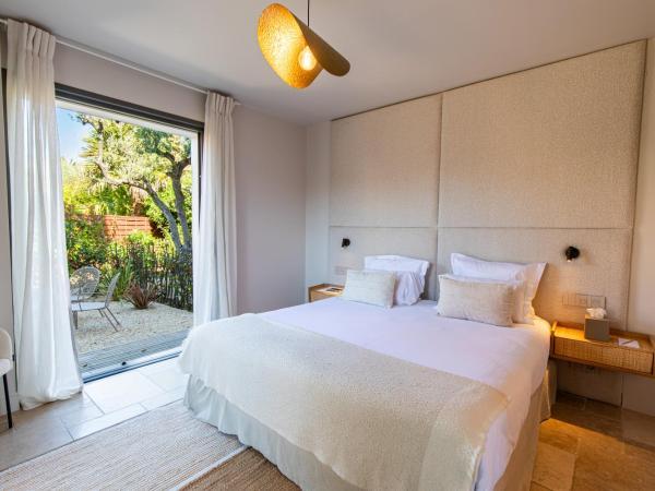 Lou Cagnard : photo 10 de la chambre chambre lit king-size - vue sur piscine