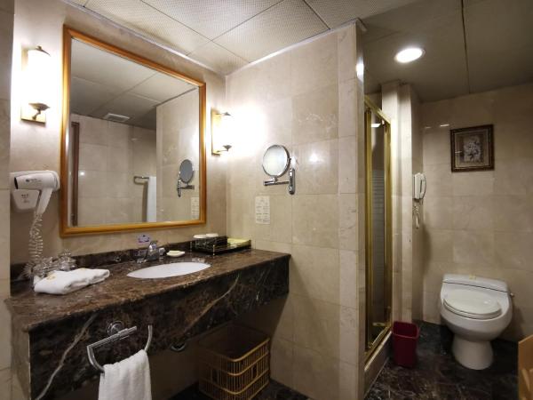 Qingdao Oceanwide Elite Hotel : photo 3 de la chambre chambre lits jumeaux d'affaires avec vue sur la ville