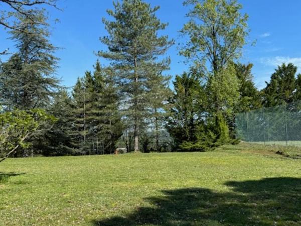 Gîte Tennis du domaine de Mary : photo 2 de la chambre chambre familiale - vue sur jardin