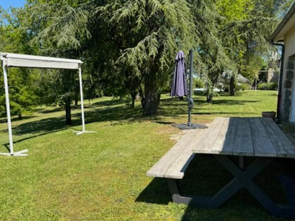 Gîte Tennis du domaine de Mary : photo 8 de la chambre chambre familiale - vue sur jardin