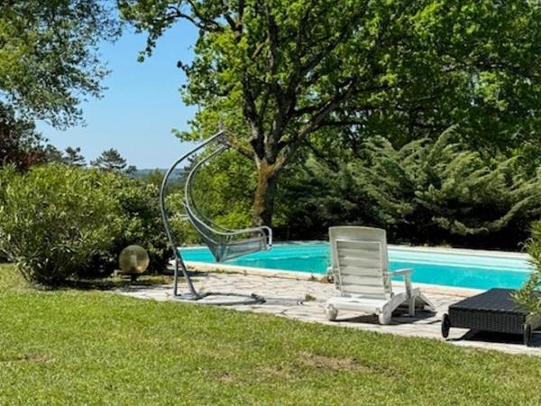 Gîte Tennis du domaine de Mary : photo 4 de la chambre chambre familiale - vue sur jardin