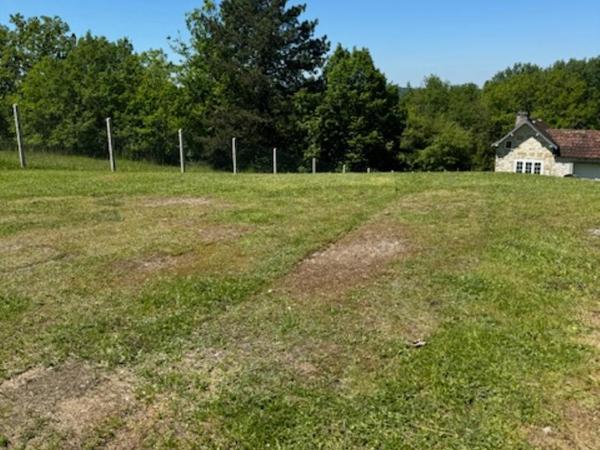 Gîte Tennis du domaine de Mary : photo 7 de la chambre chambre familiale - vue sur jardin