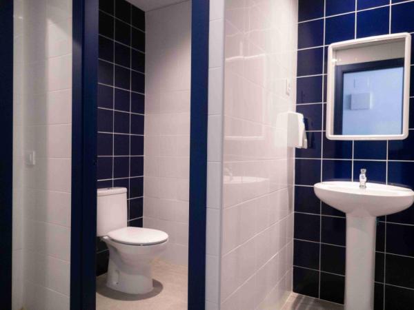Sea Hostel Barcelona : photo 3 de la chambre lit dans dortoir mixte de 8 lits avec salle de bains privative