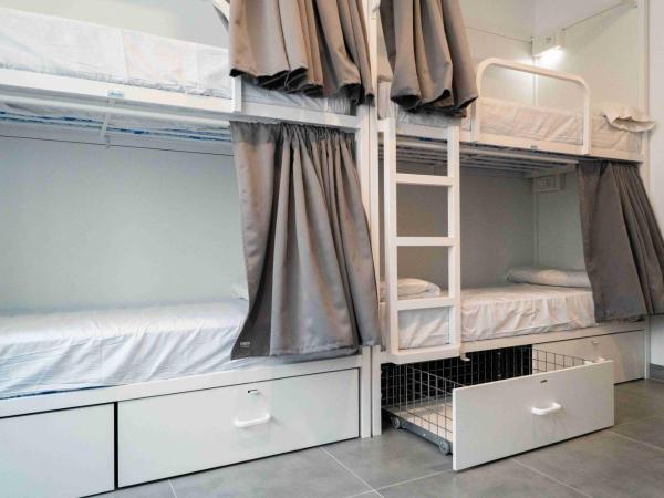Sea Hostel Barcelona : photo 9 de la chambre lit dans dortoir mixte de 8 lits avec salle de bains privative