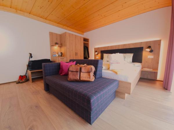 Hotel Alpenblick-Leukerbad-Therme : photo 4 de la chambre signature double room, spa access and cable car use