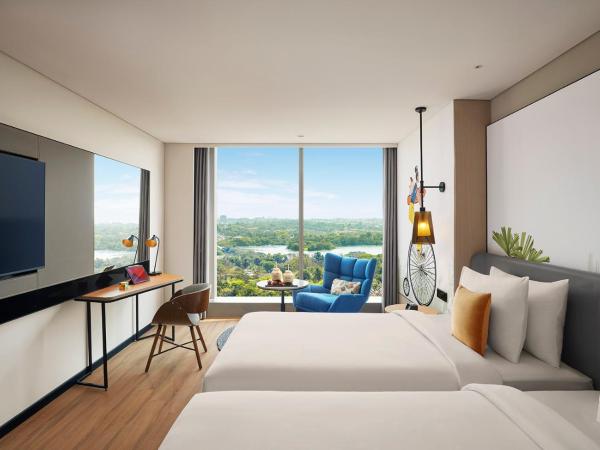 Hyatt Centric Hebbal Bengaluru : photo 5 de la chambre chambre lits jumeaux - vue sur lac