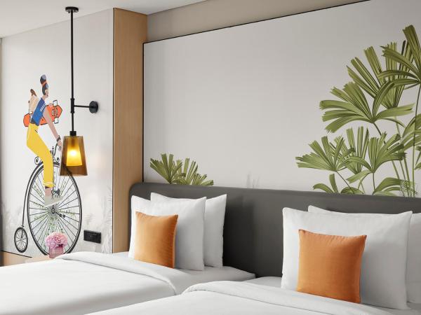 Hyatt Centric Hebbal Bengaluru : photo 8 de la chambre chambre lits jumeaux - vue sur forêt