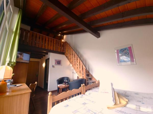 Hotel Alpenblick-Leukerbad-Therme : photo 2 de la chambre panorama quadruple room with balcony, spa access and cable car use