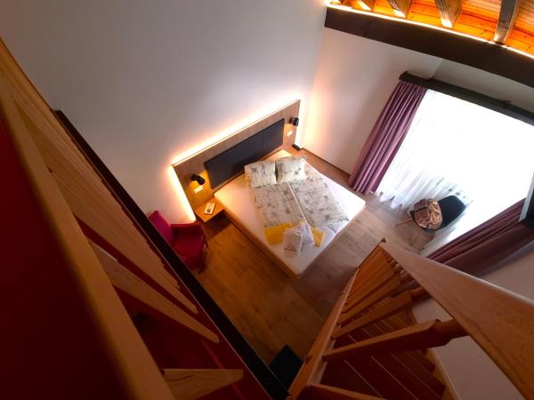 Hotel Alpenblick-Leukerbad-Therme : photo 3 de la chambre panorama signature family room, spa access and cable car use