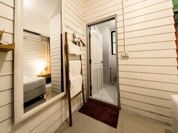Back Home Backpackers : photo 3 de la chambre chambre double avec salle de bains privative