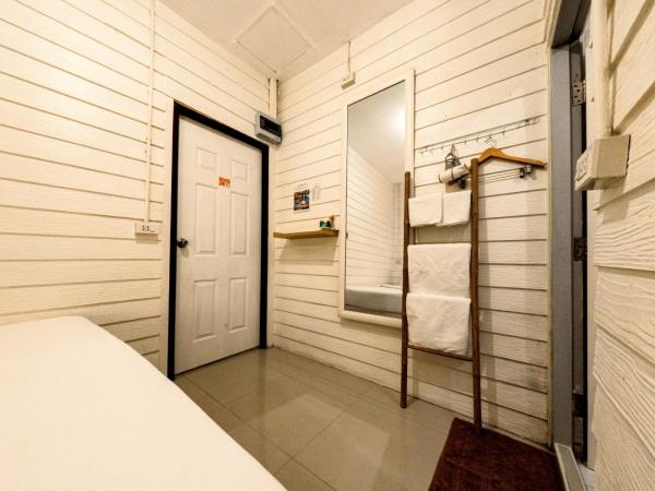 Back Home Backpackers : photo 5 de la chambre chambre double avec salle de bains privative