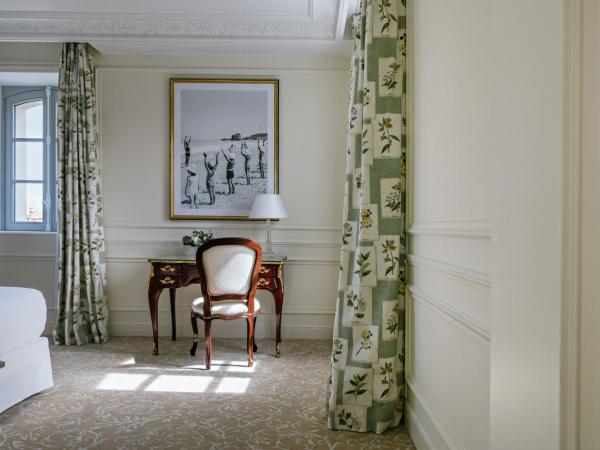 Hôtel du Palais Biarritz, in The Unbound Collection by Hyatt : photo 4 de la chambre chambre lit king-size classique de luxe