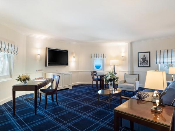 Hôtel du Palais Biarritz, in The Unbound Collection by Hyatt : photo 4 de la chambre suite ambassadeur paquebot de croisière