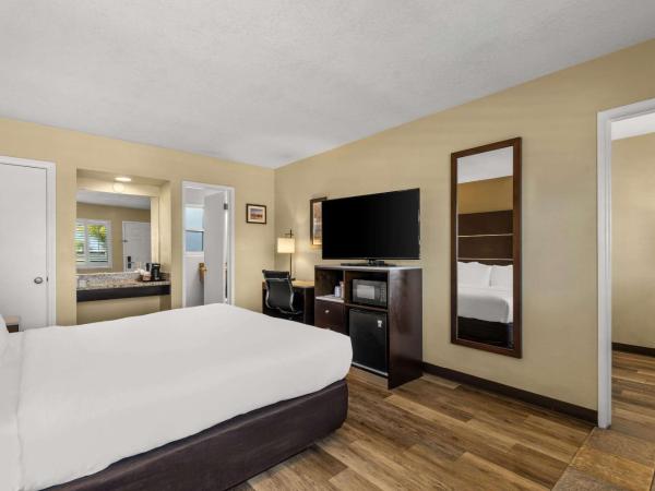 Comfort Inn San Diego Airport At The Harbor : photo 2 de la chambre standard room, 1 king bed and 1 double bed, non smoking   