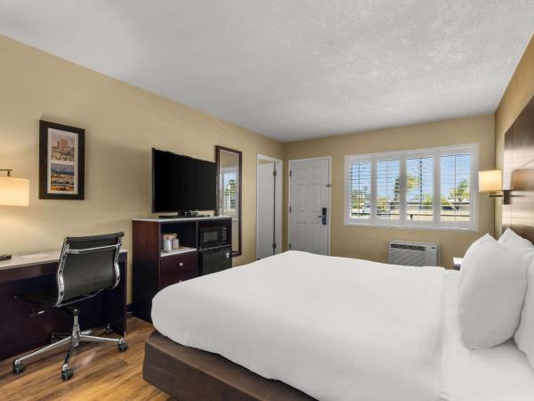Comfort Inn San Diego Airport At The Harbor : photo 3 de la chambre standard room, 1 king bed and 1 double bed, non smoking   