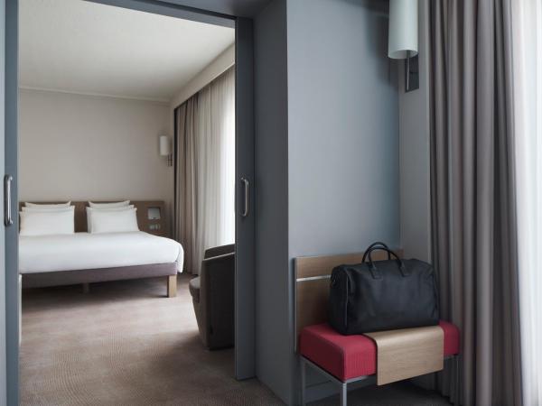 Novotel Athens : photo 5 de la chambre suite avec 1 lit double et 1 canapé-lit