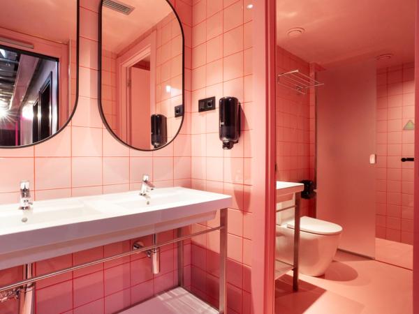 AMISTAT City Hostel Barcelona : photo 1 de la chambre bed in 4-bed mixed dormitory - shared bathroom