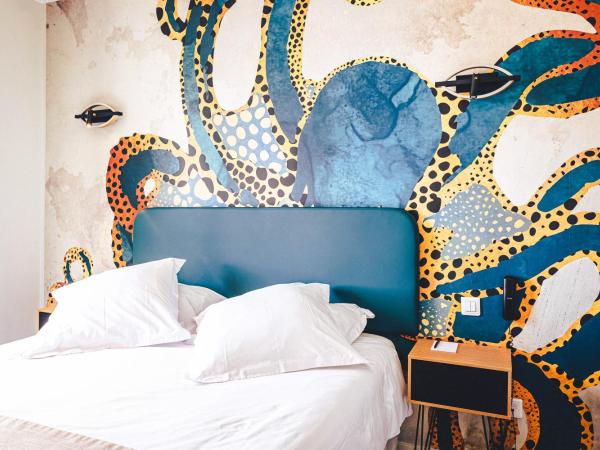 Le Suffren Hôtel : photo 4 de la chambre chambre double supérieure avec balcon - vue sur canal