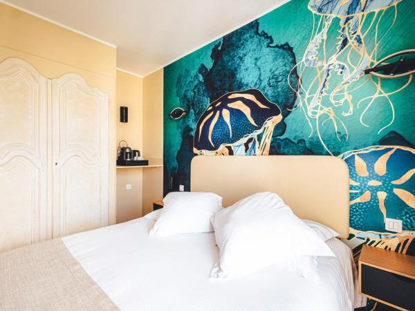 Le Suffren Hôtel : photo 6 de la chambre chambre double supérieure avec balcon - vue sur canal