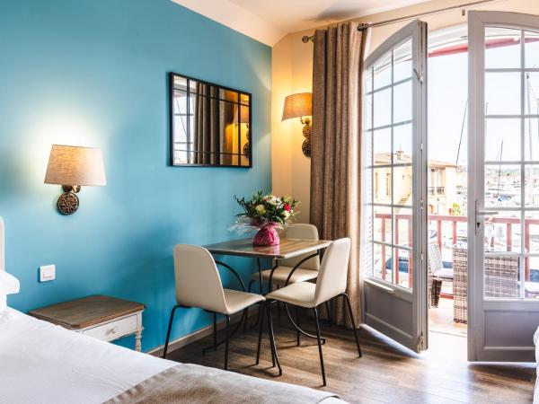 Le Suffren Hôtel : photo 3 de la chambre chambre prestige avec balcon - vue sur port de plaisance