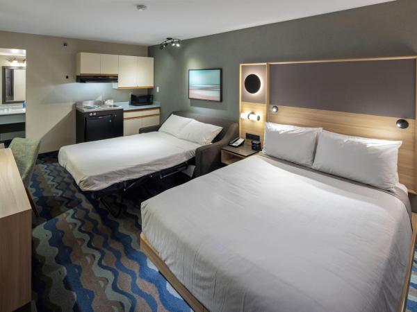 Accent Inns Kamloops : photo 2 de la chambre cuisinette lit queen-size