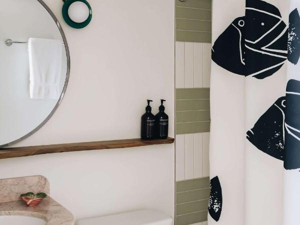 Wayfinder Waikiki : photo 4 de la chambre chambre lit king-size avec balcon