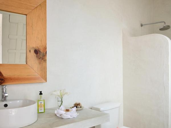 Villas Geminis Boutique Condohotel : photo 10 de la chambre miro - appartement de grand standing avec baignoire profonde extérieure