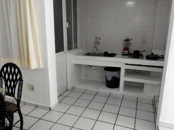 Hotel Villas Balcones de Costa Azul : photo 7 de la chambre chambre familiale avec salle de bains privative