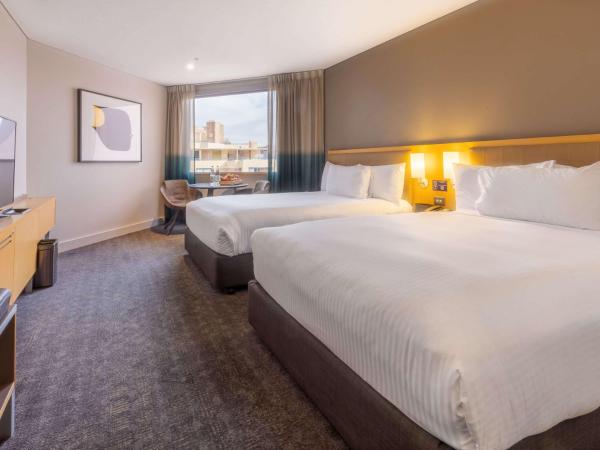 Novotel Sydney Darling Harbour : photo 1 de la chambre chambre double supérieure avec deux lits doubles