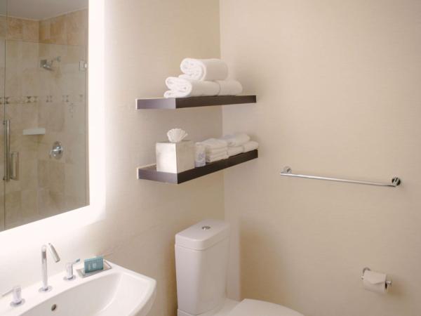 DoubleTree by Hilton San Diego-Mission Valley : photo 4 de la chambre suite 2 pièces avec lit king-size et balcon