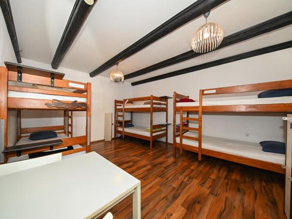 The Lazy Monkey Hostel & Apartments : photo 3 de la chambre lit dans dortoir mixte de 6 lits