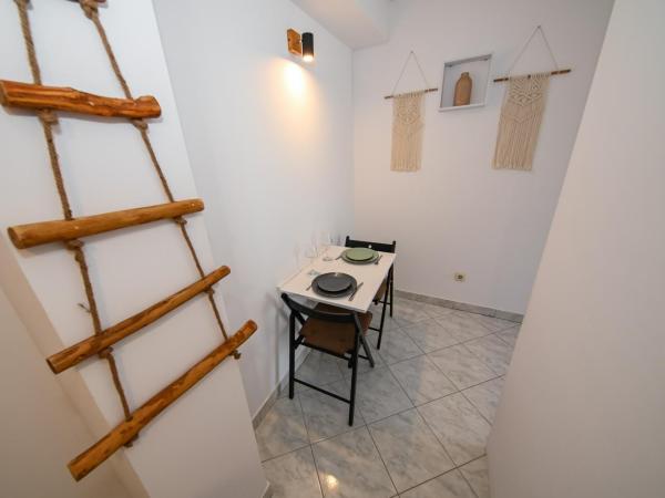 The Lazy Monkey Hostel & Apartments : photo 2 de la chambre appartement avec terrasse