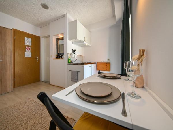 The Lazy Monkey Hostel & Apartments : photo 4 de la chambre studio avec terrasse