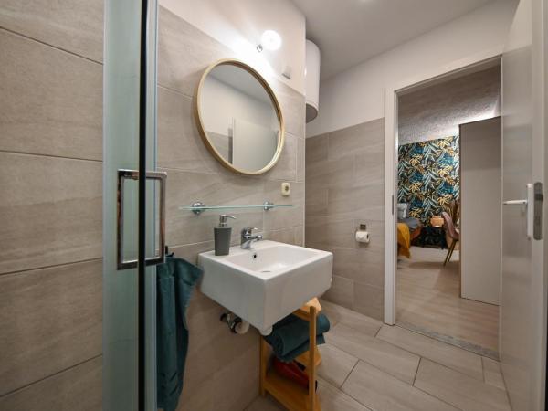 The Lazy Monkey Hostel & Apartments : photo 5 de la chambre studio avec terrasse