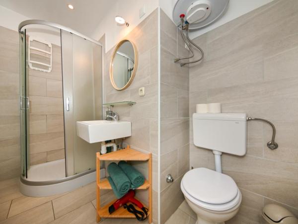 The Lazy Monkey Hostel & Apartments : photo 7 de la chambre studio avec terrasse