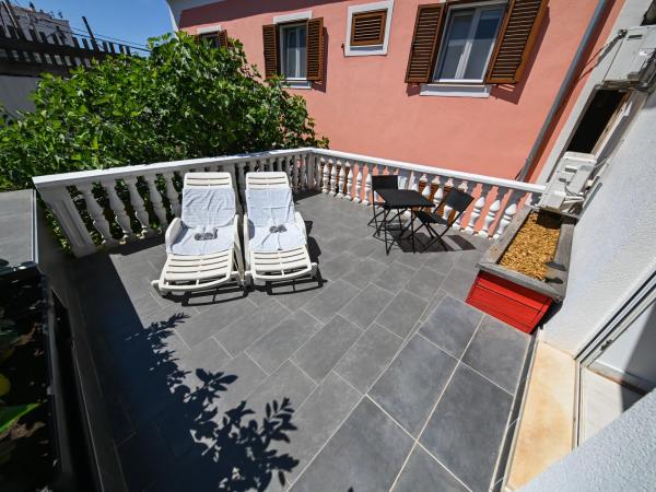 The Lazy Monkey Hostel & Apartments : photo 8 de la chambre studio avec terrasse
