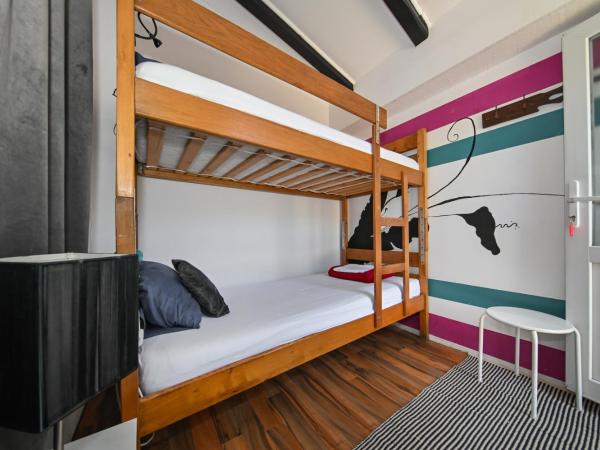 The Lazy Monkey Hostel & Apartments : photo 8 de la chambre petite chambre lits jumeaux