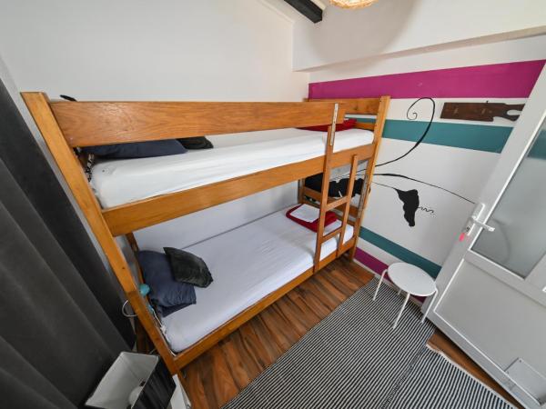 The Lazy Monkey Hostel & Apartments : photo 7 de la chambre petite chambre lits jumeaux