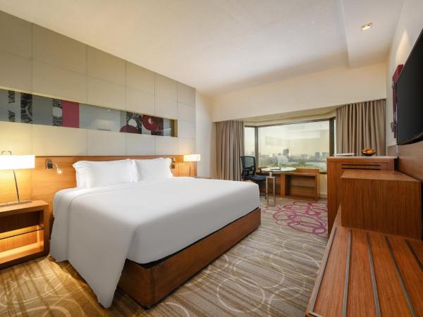 Centara Grand at Central Plaza Ladprao Bangkok : photo 1 de la chambre hébergement lit king-size club deluxe