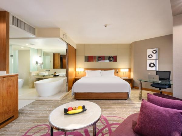 Centara Grand at Central Plaza Ladprao Bangkok : photo 2 de la chambre suite club deluxe lit king-size