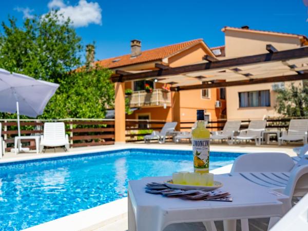 E-M Apartments with Private pool : photo 5 de la chambre appartement - vue sur jardin