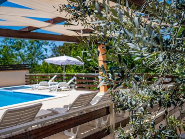 E-M Apartments with Private pool : photo 9 de la chambre appartement - vue sur jardin