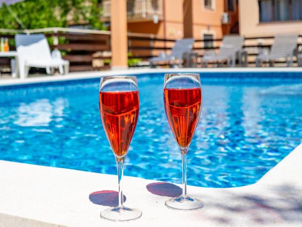 E-M Apartments with Private pool : photo 7 de la chambre appartement - vue sur jardin