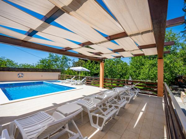 E-M Apartments with Private pool : photo 10 de la chambre appartement - vue sur jardin