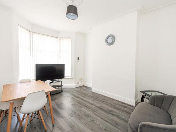 Room in Anfield : photo 2 de la chambre chambre double avec salle de bains commune