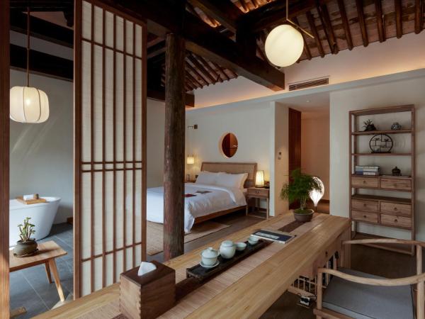 Uin Oriental Hotel : photo 3 de la chambre chambre lit king-size - vue sur jardin