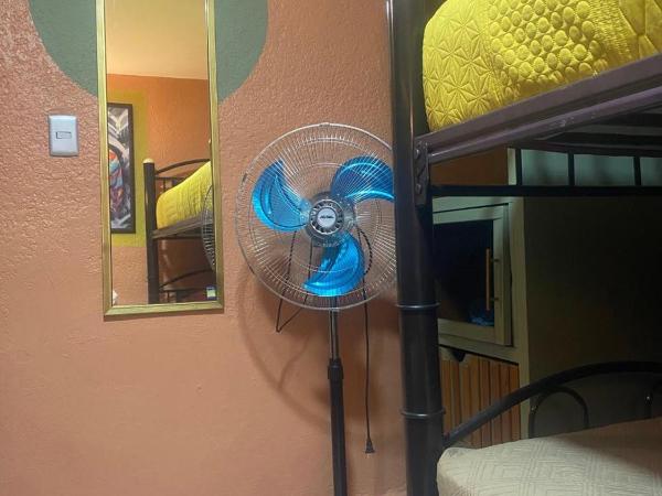 Posada Vs4 Aeropuerto : photo 3 de la chambre chambre quadruple Économique avec salle de bains commune