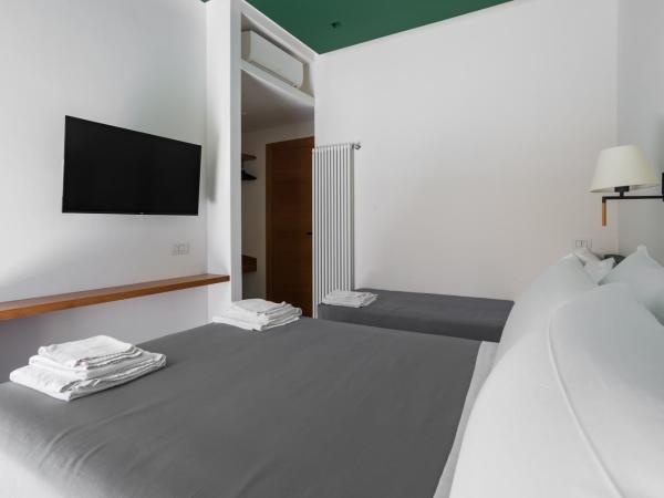 Weaver Suites By Dimorra : photo 1 de la chambre chambre triple