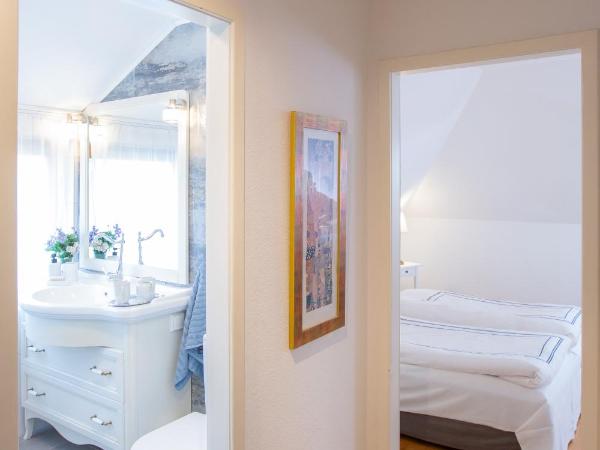 Marinela's BnB : photo 3 de la chambre chambre familiale avec salle de bains privative