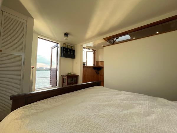 Casey's Lake View House Boat : photo 1 de la chambre chambre lit king-size - vue sur lac
